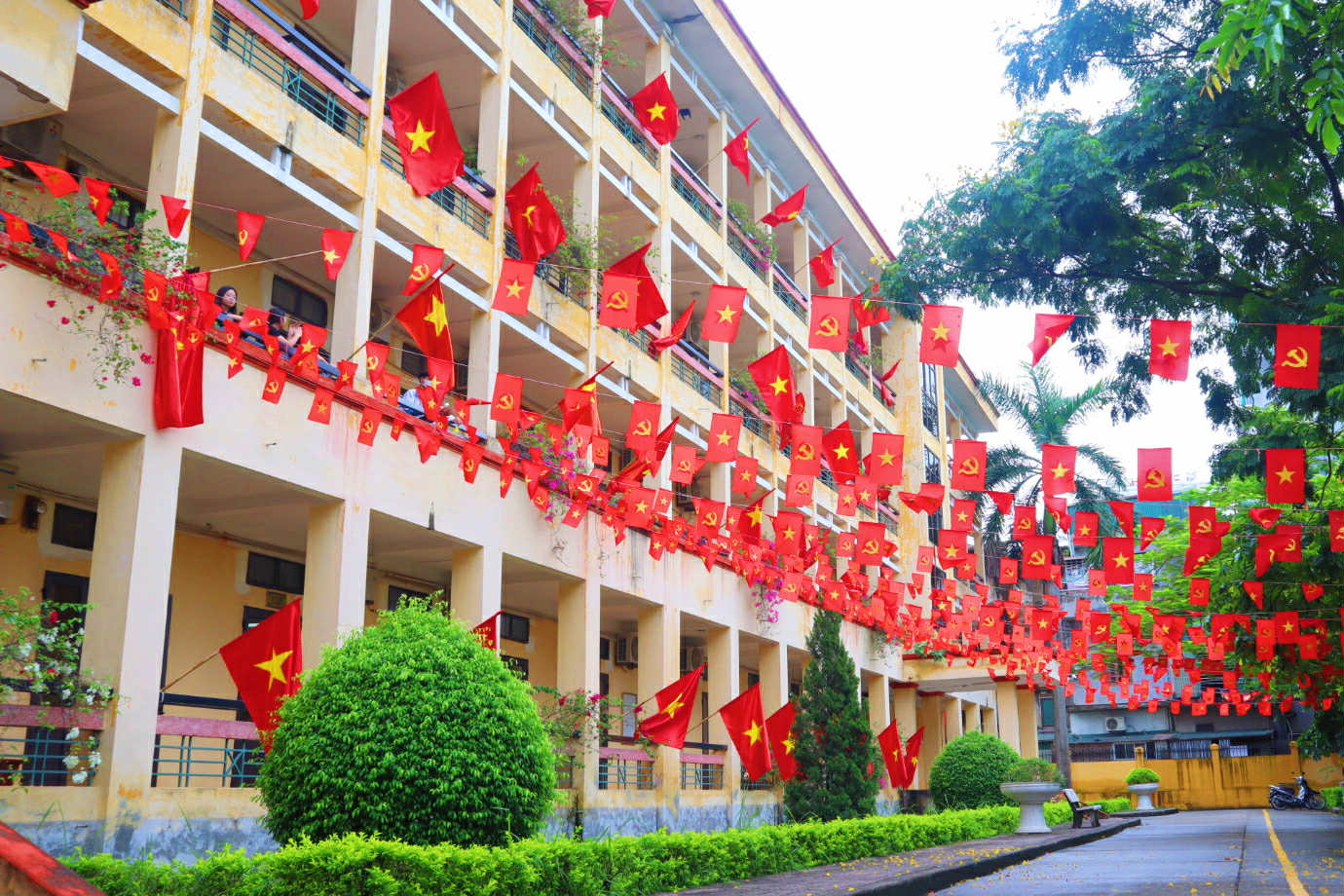 Sắc cờ rực rỡ tại chuyên Nguyễn Trãi - Kỷ niệm 80 năm Ngày Quốc Khánh Việt Nam (2/9/1945 - 2/9/2025)